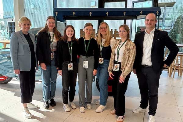 Gruppenbild mit Studierenden sowie Katharina Düsterberg und David Baller